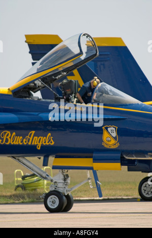 Mitsegler checkt Cockpit vor Demonstration. Stockfoto