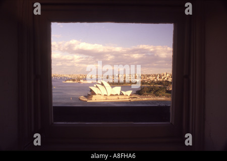 Sydney Opera House, gerahmt in einem Fenster angezeigt von dem Aussichtsturm Süd der Sydney Harbour Bridge Stockfoto