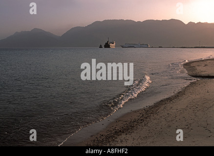 Die Fähre nach Aqaba Jordanien fährt zweimal täglich von Nuweiba Rotes Meer Küste bei Nuweiba nördlich von Sharm El Sheik Ägypten Nahost Stockfoto