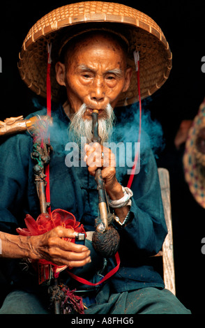 Alter Mann mit Pfeife, Yangshuo, China Rauchen Stockfoto