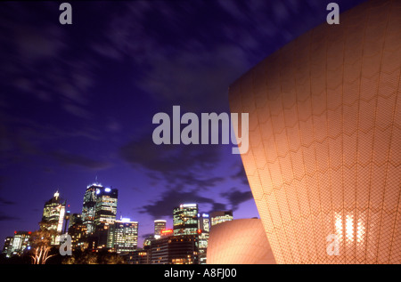 Sydney Opera House Detail in der Nacht mit Stadt CBD Skyline Hintergrund Stockfoto