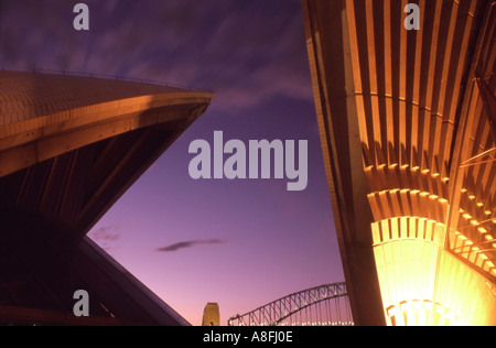 Sydney Opera House Detail in der Nacht mit Sydney Harbour Bridge-Hintergrund Stockfoto