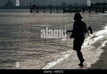 Frau barfuss am Roten Meer Ufer in Nuweiba Sinai Ägypten Silhouette gegen Einstellung Sonne Urlaubsfoto Stockfoto