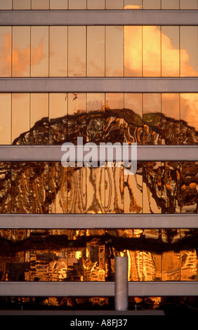 Sydney Harbour Bridge bei Sonnenuntergang spiegelt sich im Hochhaus Glasfenster Sydney CBD Stockfoto
