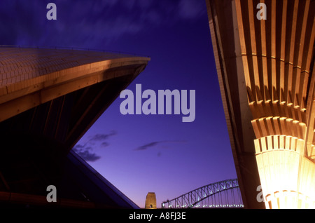 Sydney Opera House Detail in der Abenddämmerung mit Stadt CBD Skyline Hintergrund Stockfoto