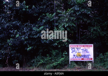 Speichern Sie den Regenwald über Immobilien-Zeichen vor der Regenwald Abschnitt Far North Queensland Australien geschrieben Stockfoto