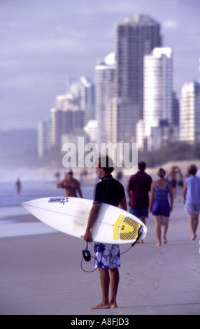 Ein einsamer Surfer Überprüfung Wellenbedingungen am Strand von Surfers Paradise Queensland Australien Stockfoto
