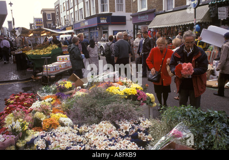 Street Market London Flowers. Portobello Road Paar, das Blumen kauft Samstag Morgen Notting Hill West London England 1999 1990er Jahre UK HOMER SYKES Stockfoto