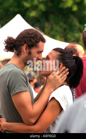 Romantisches Paar Alter 23 Teilnahme an den Cedarfest Sommer-Musikfestival. Minneapolis Minnesota USA Stockfoto