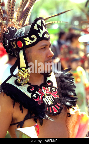 Indigene aztekischen Indianer bei zeremoniellen Kostüm im Alter von 28 Jahren. Herz der Bestie Maifeiertag Festival Minneapolis Minnesota USA Stockfoto