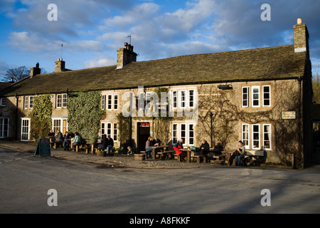 Menschen sitzen vor dem Red Lion Hotel in Burnsall Wharfedale Yorkshire Dales England Stockfoto