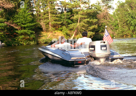 Paar 40 Jahre Automobilgeschichte in einem eleganten Schnellboot auf Gull Lake. Danbury Wisconsin USA Stockfoto