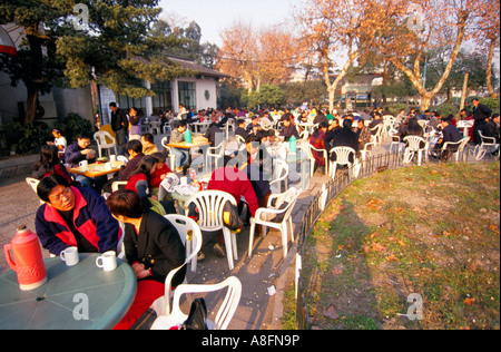 Menschen, die genießen Tee im Teegarten Westlake Hangzhou Jiangsu Provinz china Stockfoto