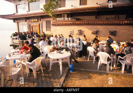 Menschen, die genießen Tee in der Tee-Garten West Lake Hangzhou Jiangsu Provinz china Stockfoto