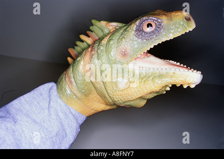 Dinosaurier-Handpuppe auf Mannes Arm Stockfoto