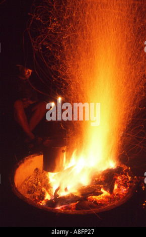 Wohnmobil sitzen wärmte sich neben einem knisternden Lagerfeuer Australien Stockfoto