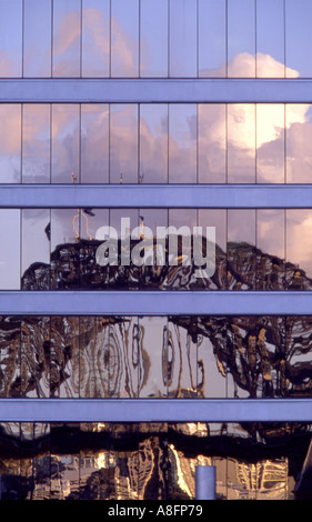 Sydney Harbour Bridge bei Sonnenuntergang spiegelt sich im Hochhaus Glasfenster Sydney CBD Stockfoto