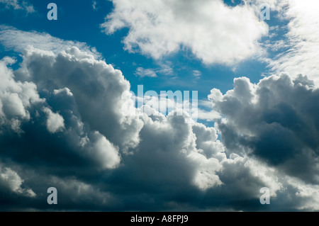 Cumulus-Wolken in Derbyshire, England, UK Stockfoto