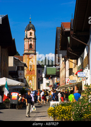 St. Paul und St. peter Kirche in Obermarkt Fassade Haus in Mittenwald Bayern Deutschland Stockfoto