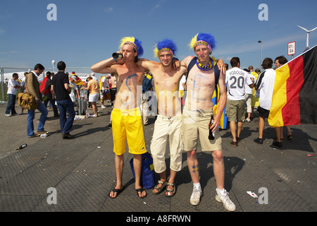 Schwedische Fußball-Fans gehen zum Fußballstadion Allianz Arena in München Bayern Deutschland Frottmanning Stockfoto