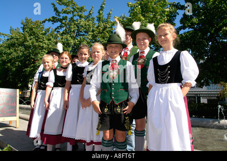 Bayerische Kinder Tänzer in traditioneller Tracht Kostüm Orleanplatz Bayern München Stockfoto