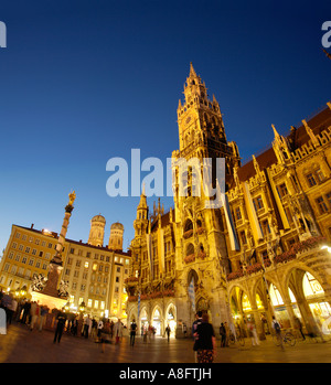 Neues Rathaus mit Frauenkirche auf der Rückseite Marienplatz in der Abenddämmerung Bayern München Stockfoto