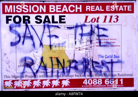 Speichern Sie den Regenwald über Zeichen Regenwald Immobilienbereich Far North Queensland Australien geschrieben Stockfoto