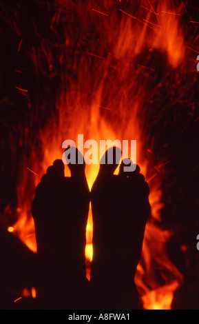 Camper-Füße Silhouette gegen einen knisternden Lagerfeuer Australien Stockfoto