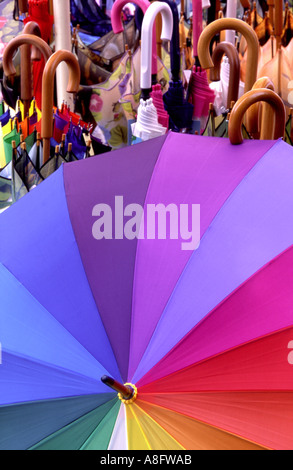 Regenschirm abstrakt mit Multi Regenbogen farbige offen Vordergrund Stockfoto