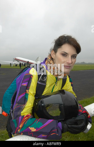 Junge Frau trägt Fallschirm Ausrüstung warten draußen einen kleinen Flughafen Stockfoto