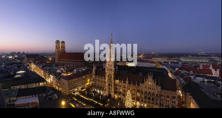 Deutschland München Marienplatz Marien Platz fair Rathaus Rathaus Weihnachtsmarkt bei Nacht Stockfoto