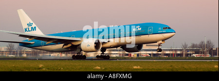 Eine KLM Boeing 777 landet im Morgengrauen auf dem Flughafen Amsterdam Schiphol Stockfoto