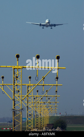 Eine Boeing 747 Jumbo Jet auf kurze letzte Ansatz zum Flughafen Schiphol Amsterdam mit landescheinwerfer im Vordergrund. Stockfoto