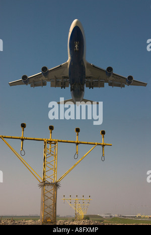 Eine Boeing 747 Jumbo Jet auf kurze letzte Ansatz zum Flughafen Schiphol Amsterdam mit landescheinwerfer im Vordergrund. Stockfoto