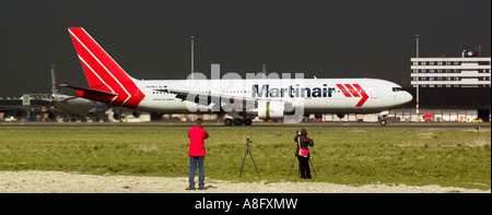 Flugzeug-Fans sehen ein Martinair Airbus-Land unter einem Gewitterhimmel am Flughafen Amsterdam Schiphol Stockfoto