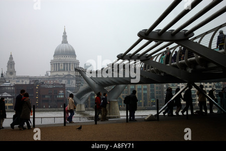 St. Pauls und Millennium Bridge London Stockfoto
