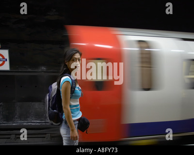 Koreanische asiatische Touristen in London Underground mit unscharfen u-Bahn Blick in die Kamera Stockfoto