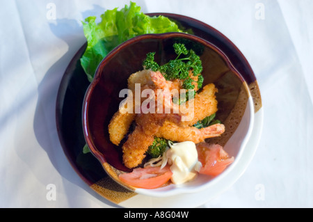 Nahaufnahme, Hochwinkel, japanische Küche, gegrillte Garnelen-Salatplatte, Ansicht von oben Stockfoto