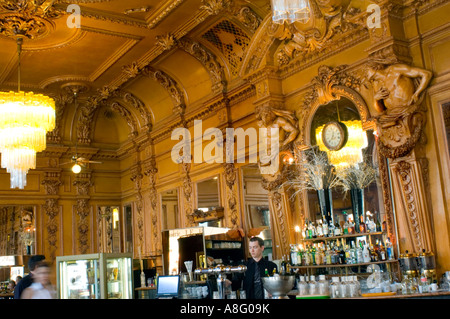 Toulouse France Barman arbeitet in der alten französischen Brasserie Restaurant 'Le Bibent' mit kunstvollem Interieur Design, in der Bar france Stockfoto