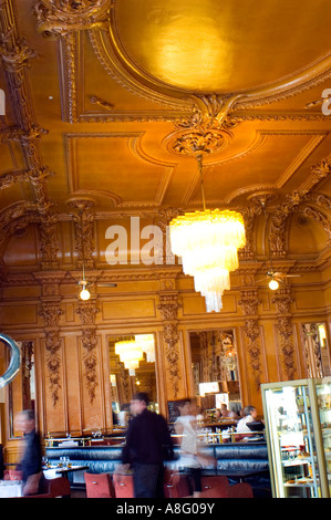 Toulouse France, Barkeeper, der im Old 'French Brasserie Restaurant' Le Bibent (Place du Capitole) mit kunstvollem Innendesign und Lichtern arbeitet Stockfoto