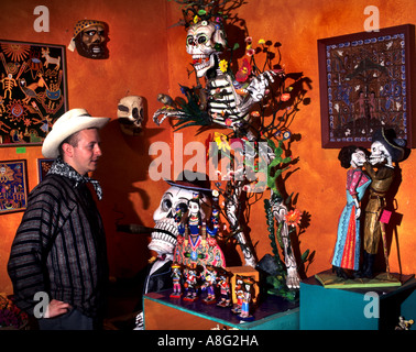 Day of the Dead Altar Installation mit traditioneller mexikanischer Volkskunst, mit einem großen rauchenden Schädel catrin und Keramik Catrina Figuren, Mexic Stockfoto