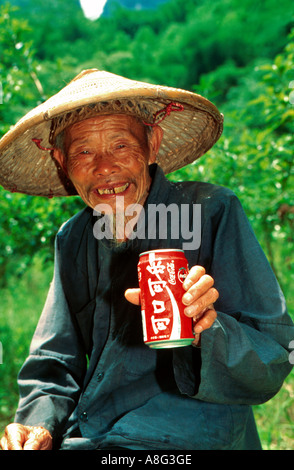 Alter Mann mit schlechten Zähnen und Coca Cola können, Yangshuo, China Stockfoto