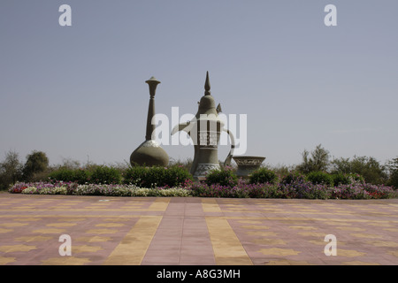 Skulptur von einer Teekanne auf die Stadt und die Oase Al Ain, Vereinigte Arabische Emirate. Foto: Willy Matheisl Stockfoto