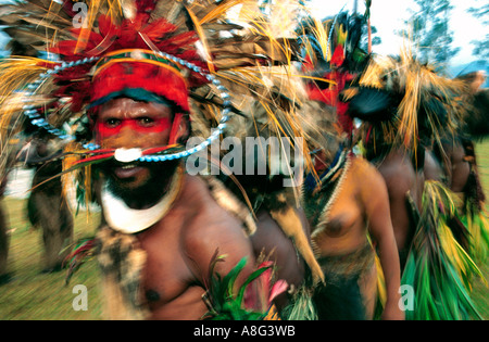 verschwommen dekorierten Aborigines Tanz, Goroka, Papua New Guinea Stockfoto