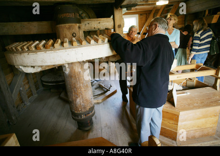 Besucher betrachten arbeiten innen Thorrington Flut Mühle, Essex, England, UK Stockfoto