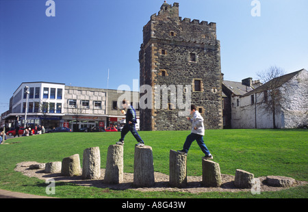 Kinder spielen am Kunstwerk vor der Burg von St John in Stranraer Stadt Zentrum Galloway Scotland UK Stockfoto