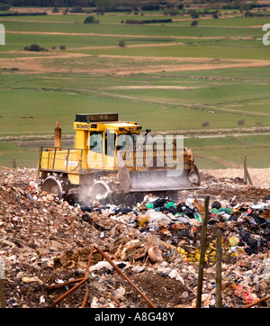 Eine geschäftige Deponie in Aktion mit Müllwagen Müllwagen und Bulldozern. Beddingham, Süd-Ost-Großbritannien. Stockfoto