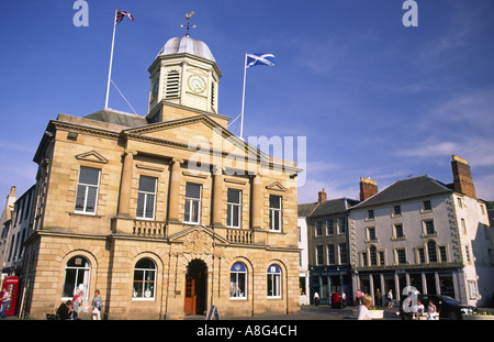 Kelso Square im Stadtzentrum von Kelso auf dem Rathaus schottischen Grenzen Scotland UK Stockfoto