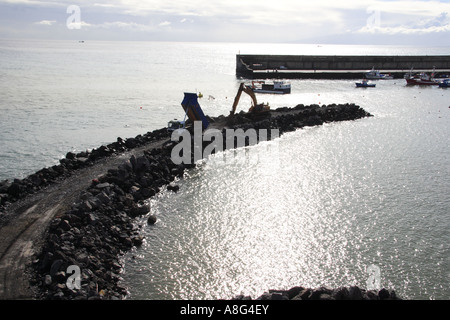 Neue Wellenbrecher im Bau zum Schutz der neuen Strand von Playa San Juan-Teneriffa Stockfoto