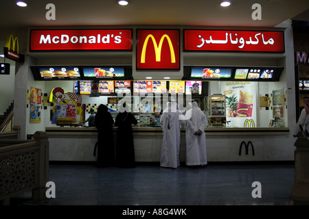 zwei arabische Männer und Frauen bei Mc Donalds Restaurant Shopping-Mall Rash Al Khaimah United Arab Emirates. Foto: Willy Matheisl Stockfoto